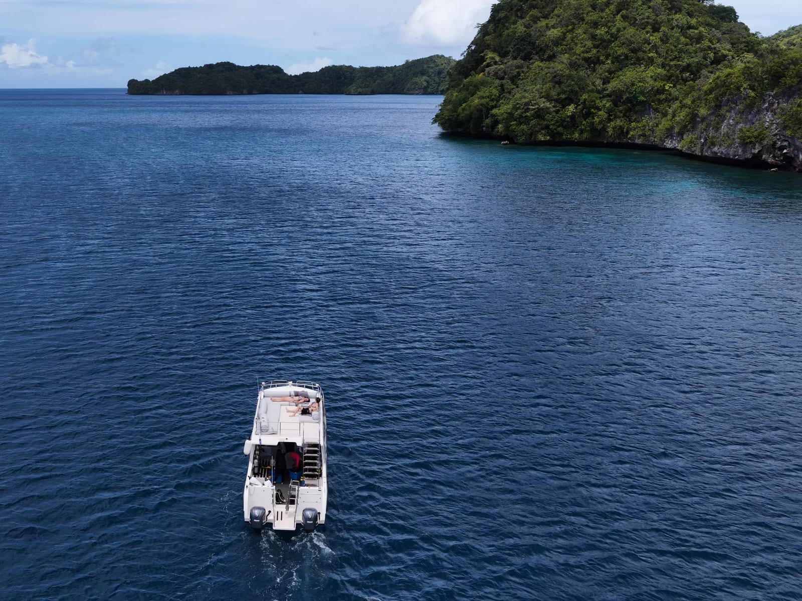 Vista aerea di un motoryacht bianco in navigazione vicino alla costa