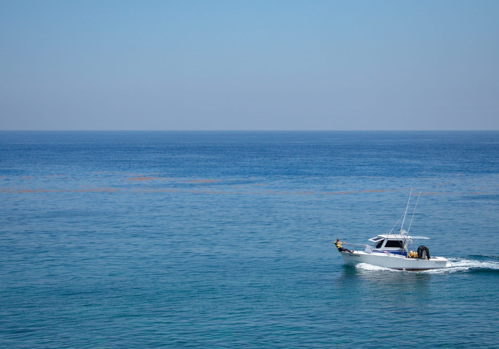 Vista aerea di un'imbarcazione in mare aperto